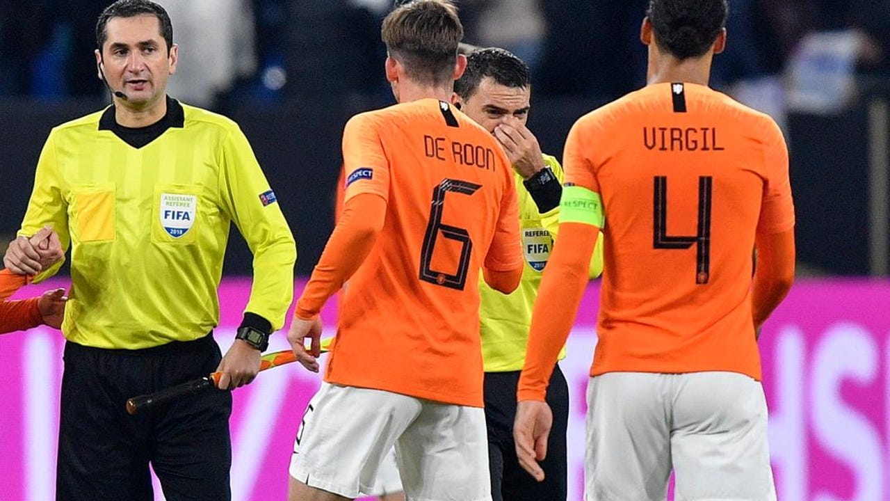 El árbitro del Alemania Holanda se entera de la muerte de su madre en pleno partido El árbitro del Alemania Holanda se entera de la muerte de su madre en pleno partido