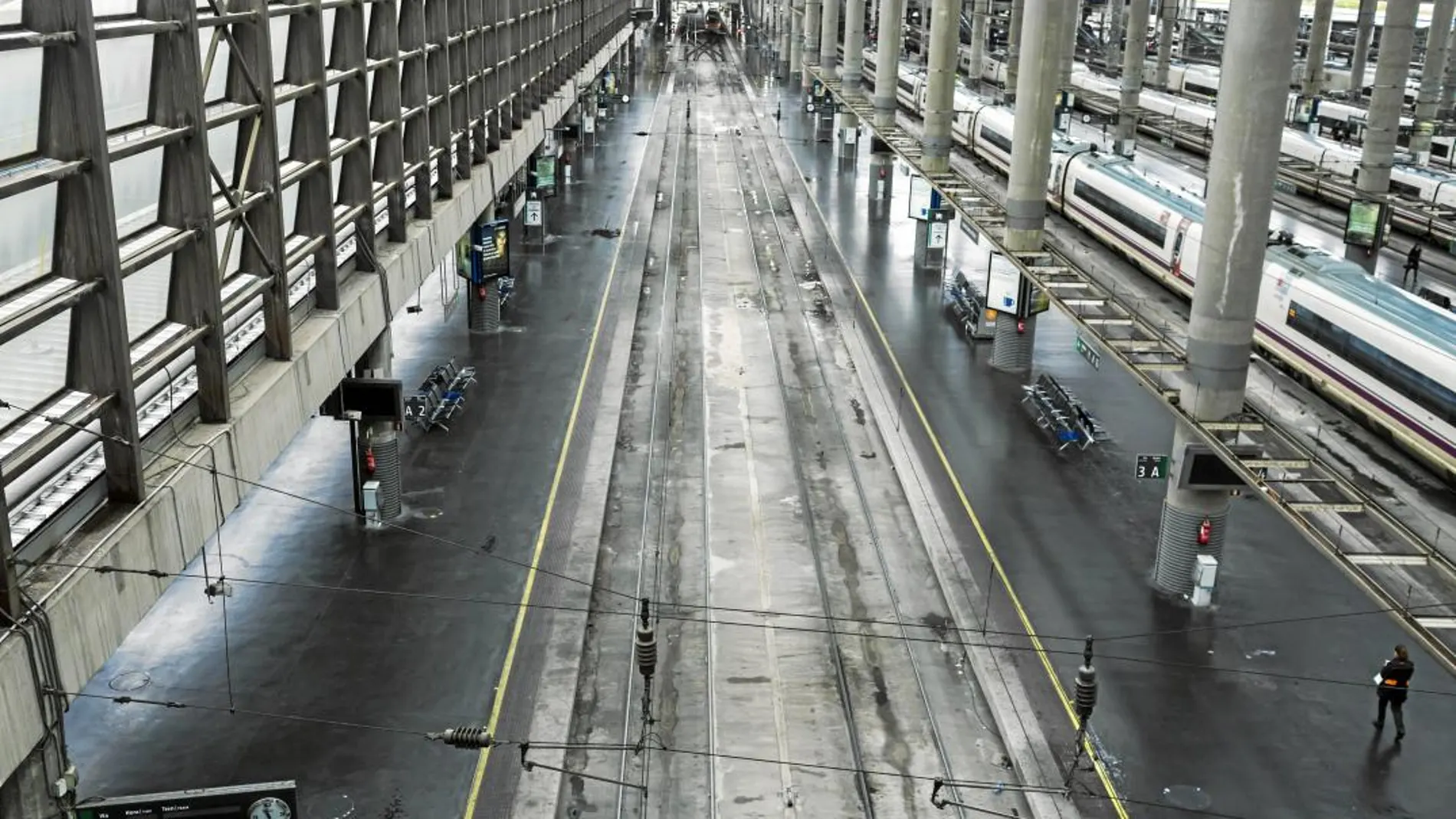 Varios andenes de la estación de Atocha tras el desalojo. Foto: Alberto R. Roldán