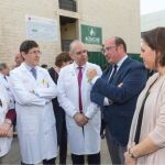 El presidente Pedro Antonio Sánchez ayer con el personal del Hospital Morales Meseguer de Murcia