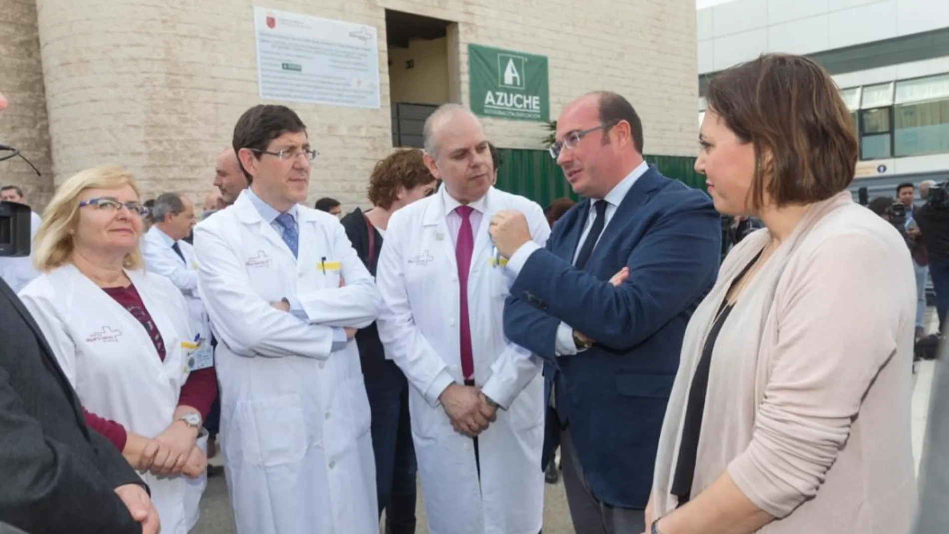 El presidente Pedro Antonio Sánchez ayer con el personal del Hospital Morales Meseguer de Murcia