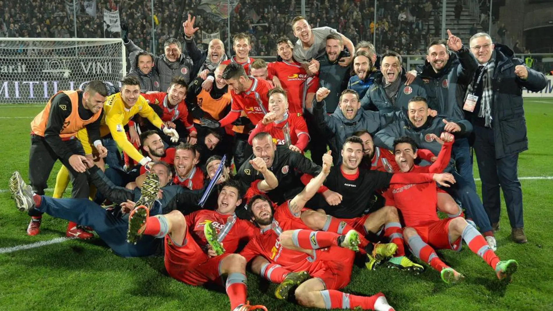 Los jugadores de Alessandria celebran, este lunes 18 de enero de 2016, tras ganar un partido de los cuartos de final de la Copa Italiana de fútbol entre AC La Spezia y US Alessandria que se disputa en el estadio Alberto Picco en La Spezia (Italia)