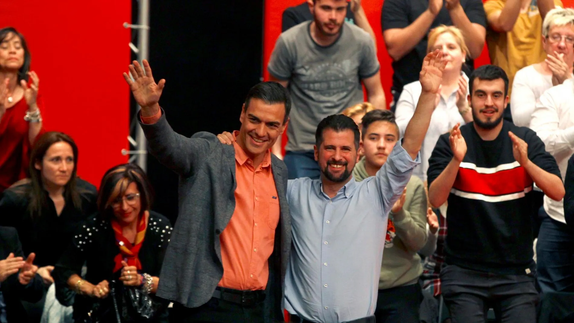 El candidato a la presidencia de España por el PSOE, Pedro Sánchez, junto al secretario de los socialistas en Castilla y León, Luis Tudanca, durante el acto celebrado en la tarde de ayer en Zamora