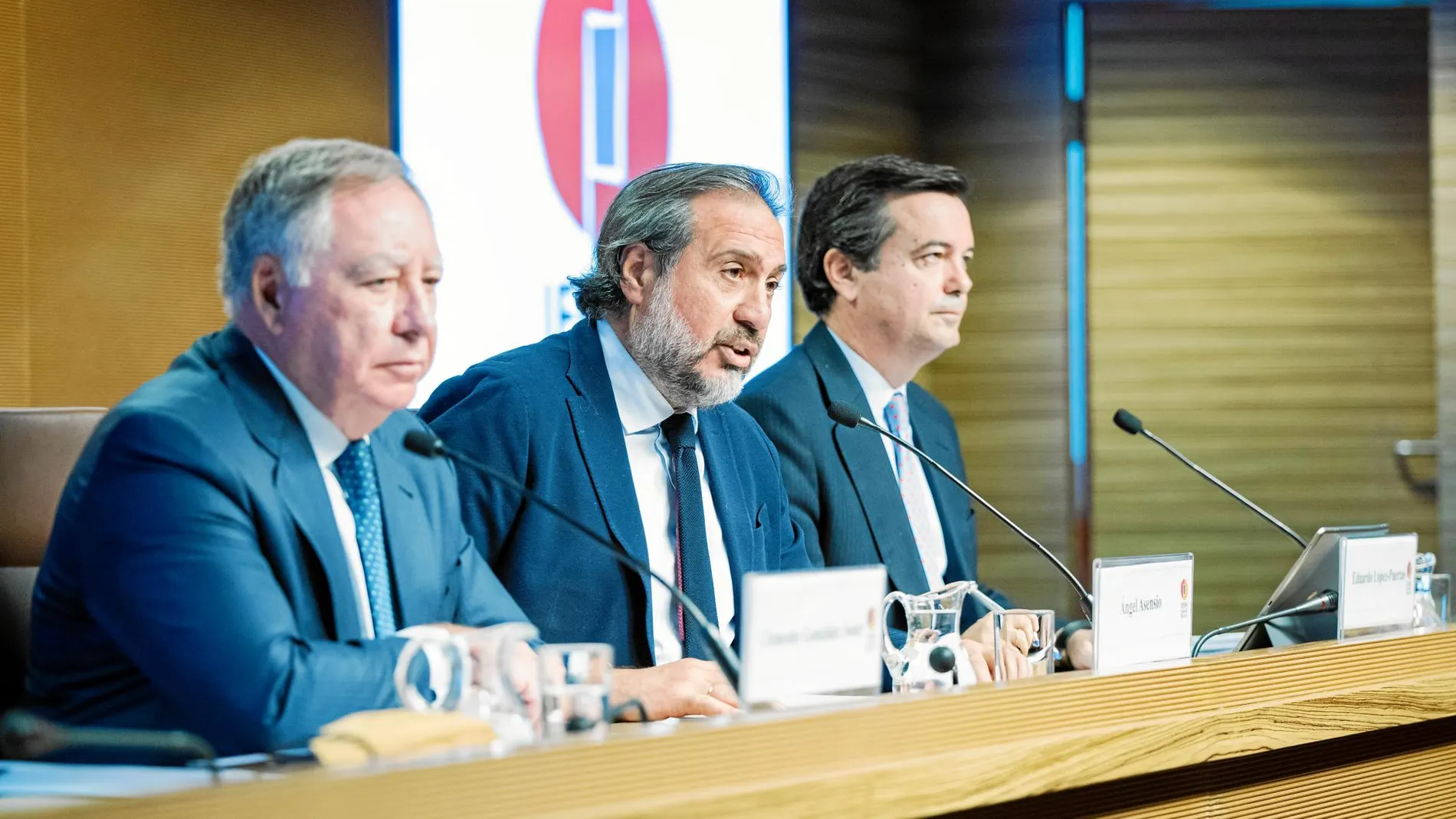 El presidente ejecutivo, Clemente González Soler; el presidente de la Cámara de Comercio de Madrid, Ángel Asensio; y el director, Eduardo López-Puertas