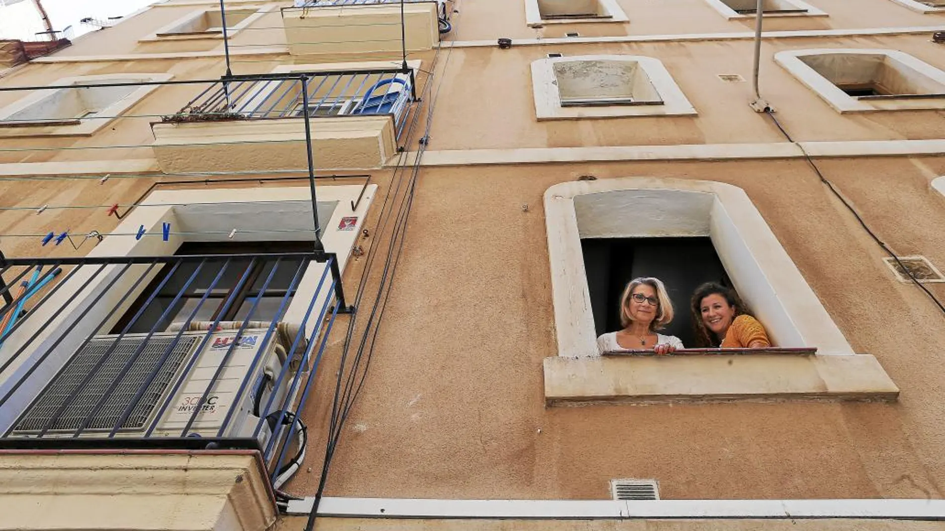 Montse Pérez y su hija Thaïs Franco en su piso de la Barceloneta antes de tener que dejarlo para los siguientes usuarios de Airbnb que habían alquilado el apartamento a su inquilino