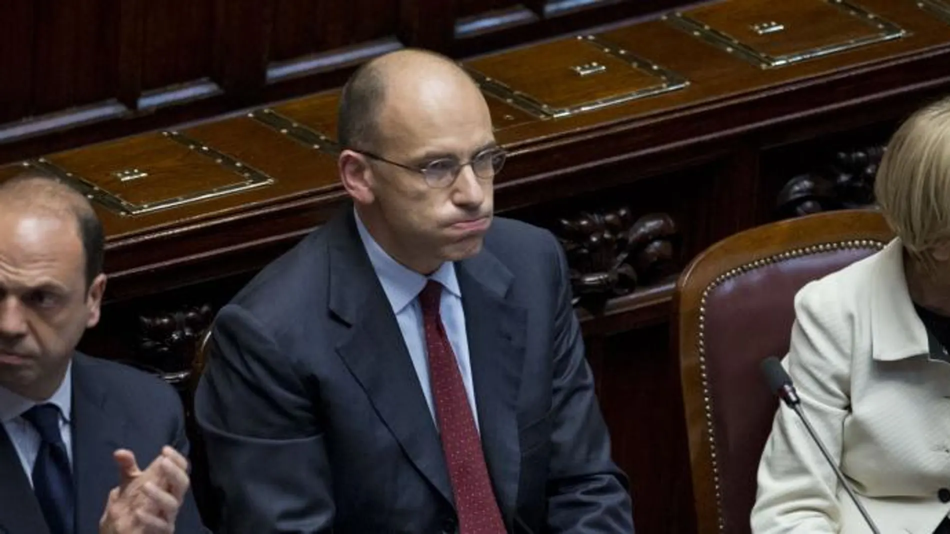 Enrico Letta, entre los ministros de Interior, Angelino Alfano, y Exteriores, Emma Bonino