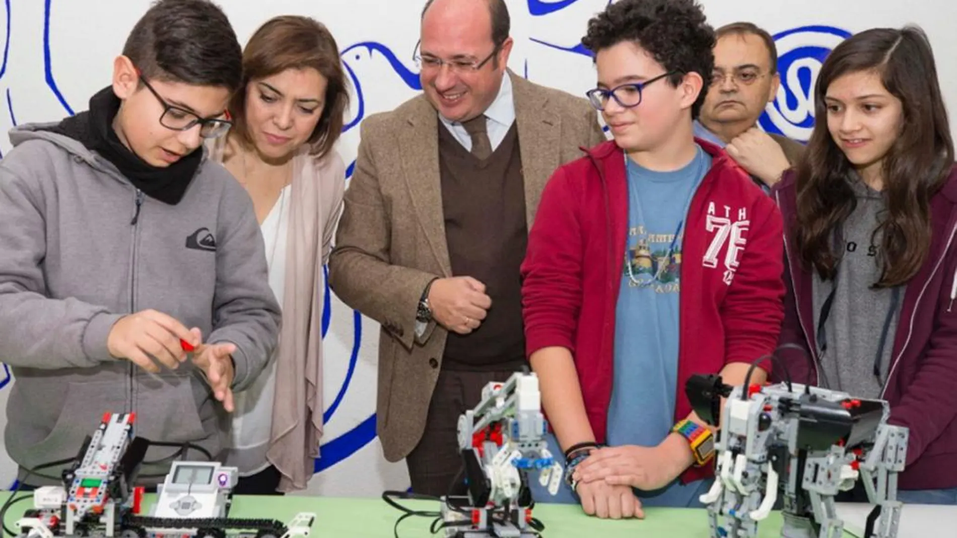 El presidente, Pedro Antonio Sánchez, ayer en un laboratorio con jóvenes investigadores