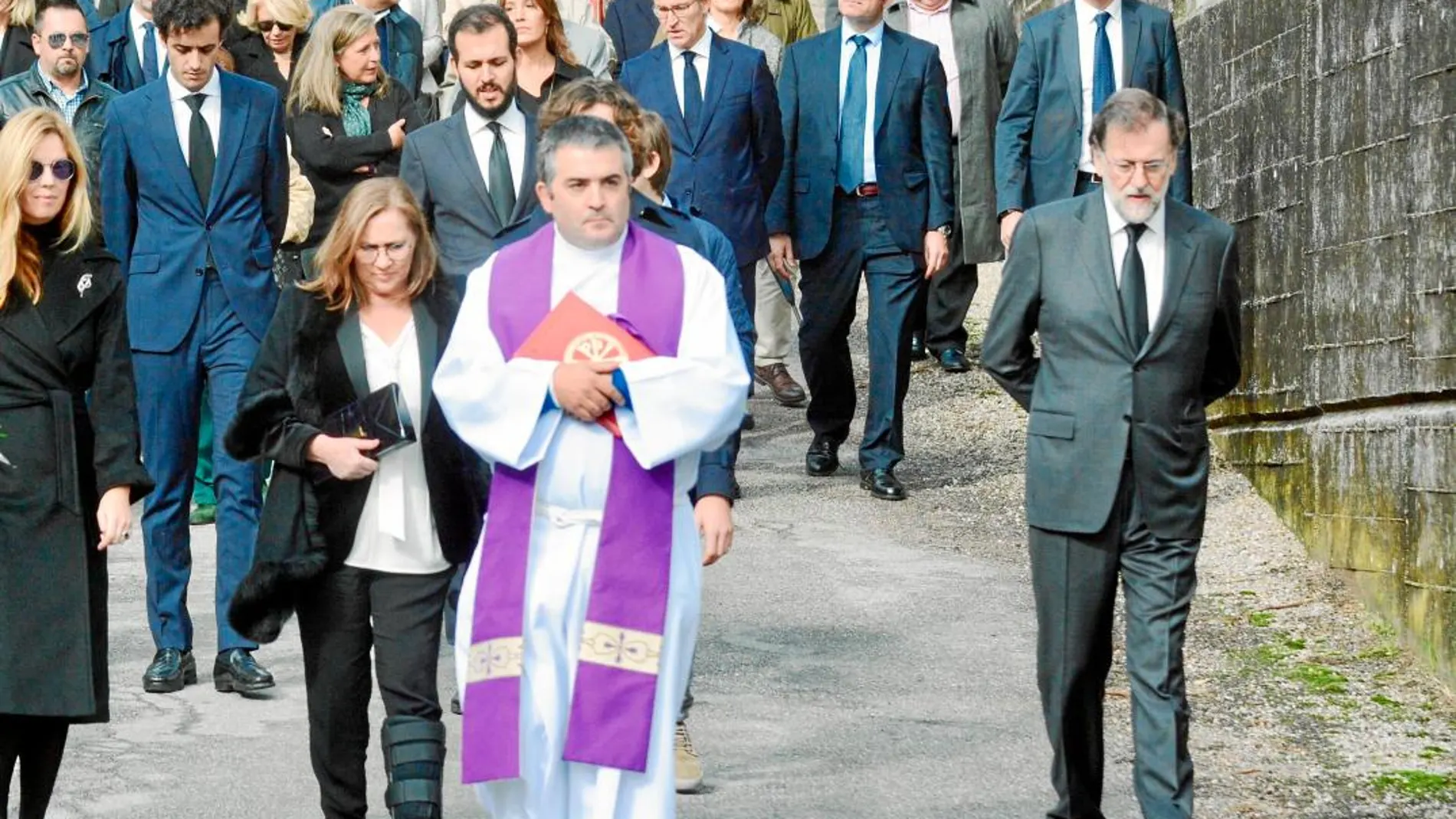 El ex presidente del Gobierno estuvo arropado en el entierro por numerosos compañeros del PP y de sus Gobiernos/ Foto: Rafa Vázquez / Faro de Vigo