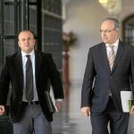 El presidente de la comisión, Julio Díaz, y a su derecha el del Parlamento, Juan Pablo Durán