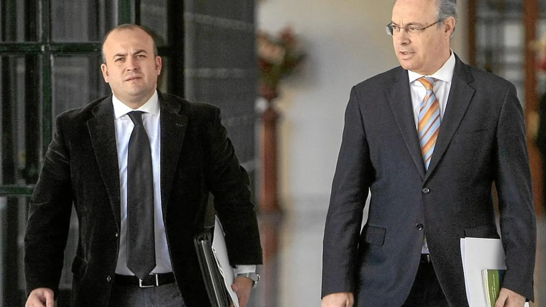 El presidente de la comisión, Julio Díaz, y a su derecha el del Parlamento, Juan Pablo Durán