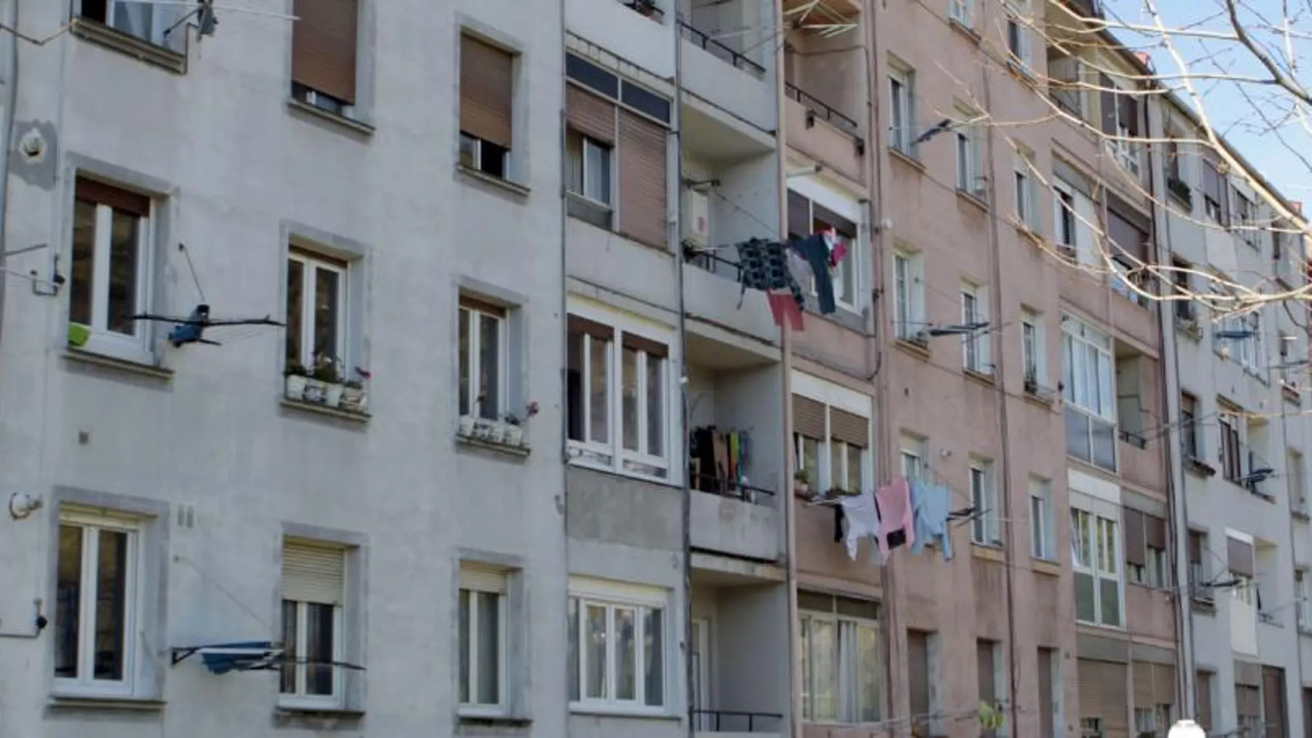 Imagen del inmueble en el que se ha producido el suicidio de un hombre de 50 años esta mañana en Bilbao.