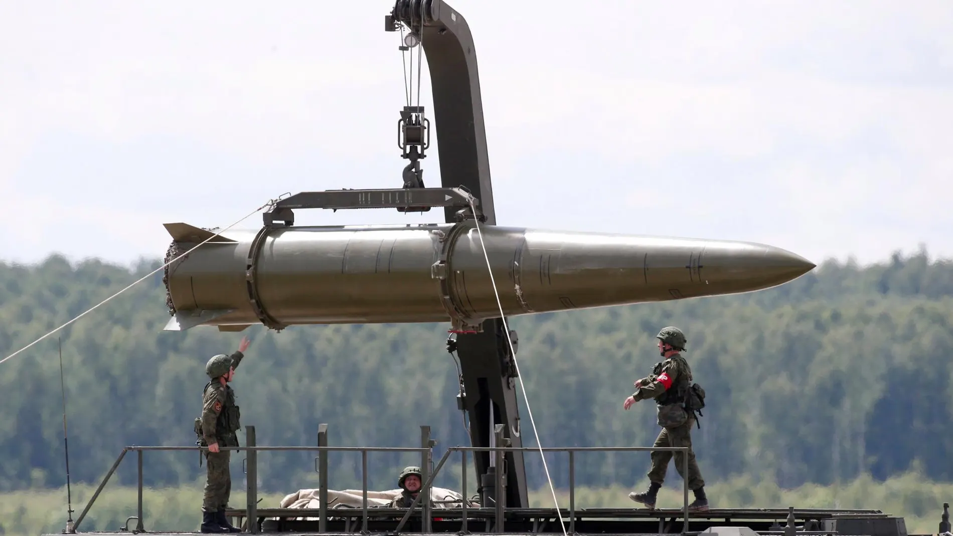 Militares rusos equipan un misil táctico Iskander en Kubinka, a las afueras de Moscú