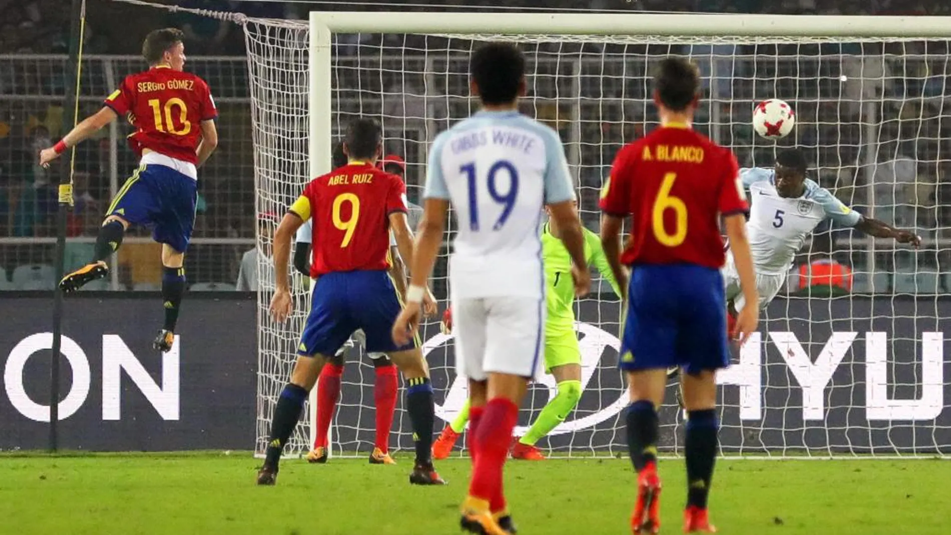 Un momento del partido entre España e Inglaterra.