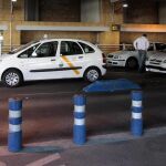 Varios taxistas en el aeropuerto sevillano de San Pablo