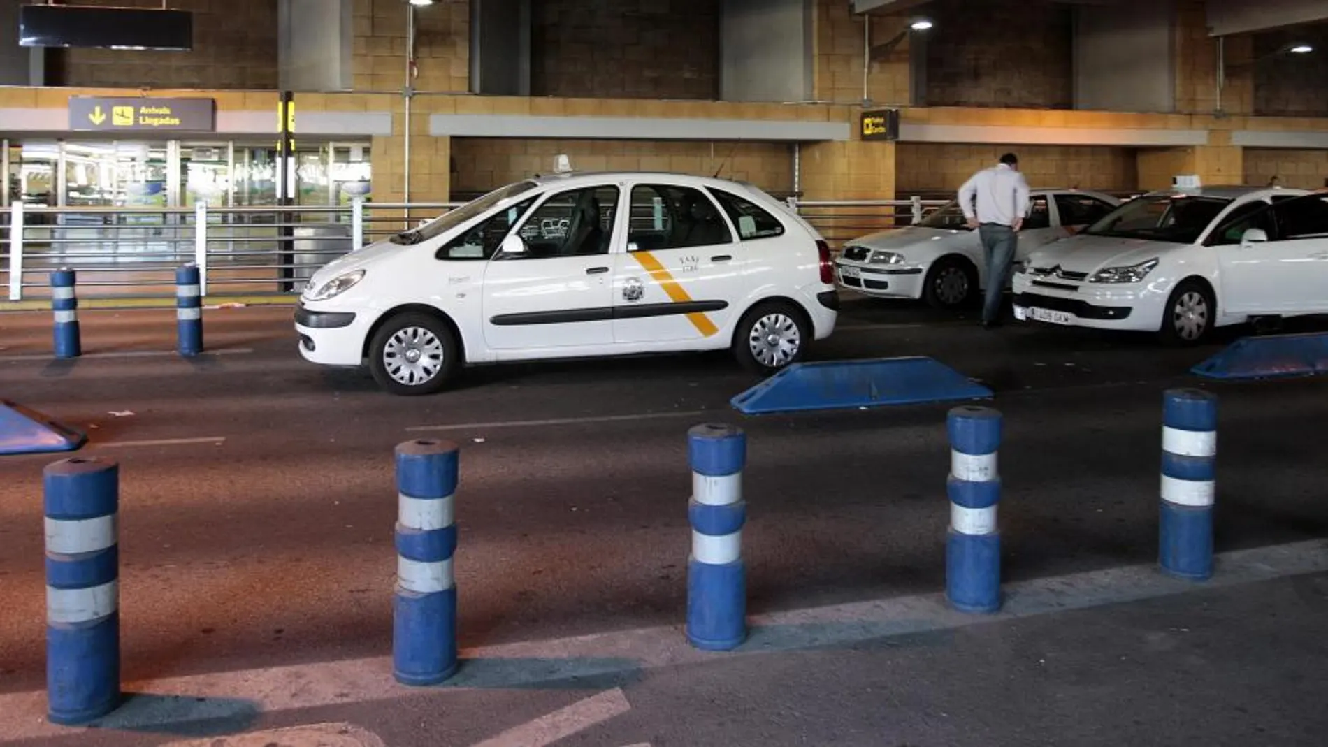 Varios taxistas en el aeropuerto sevillano de San Pablo