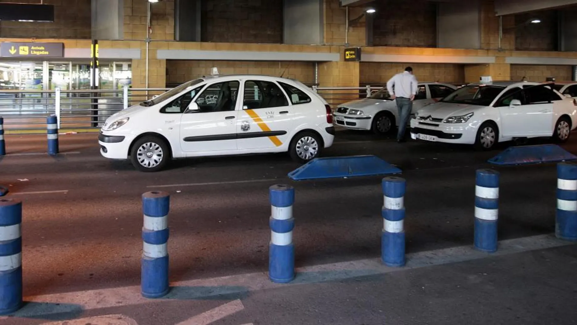 Varios taxistas en el aeropuerto sevillano de San Pablo
