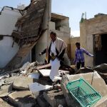 Vista de los destrozos provocados por los bombardeos de la coalición árabe liderada por Arabia Saudí en Saná, Yemen el 6 de enero de 2016