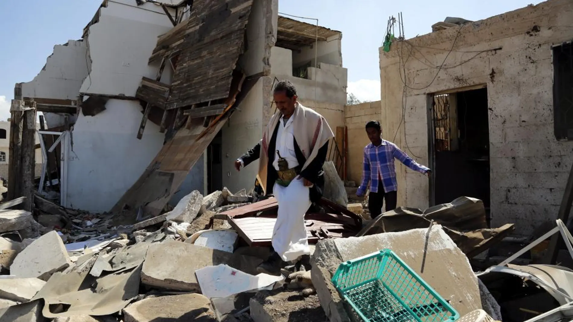 Vista de los destrozos provocados por los bombardeos de la coalición árabe liderada por Arabia Saudí en Saná, Yemen el 6 de enero de 2016