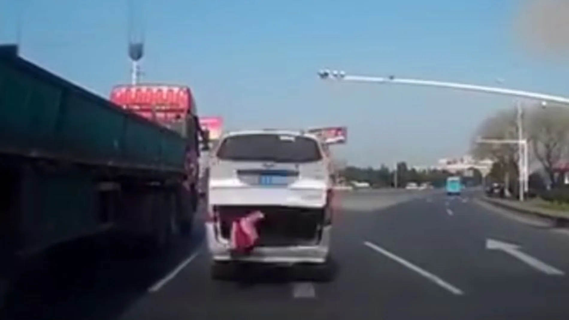 Dramático momento en el que una niña cae del maletero de un coche y trata de ponerse a salvo