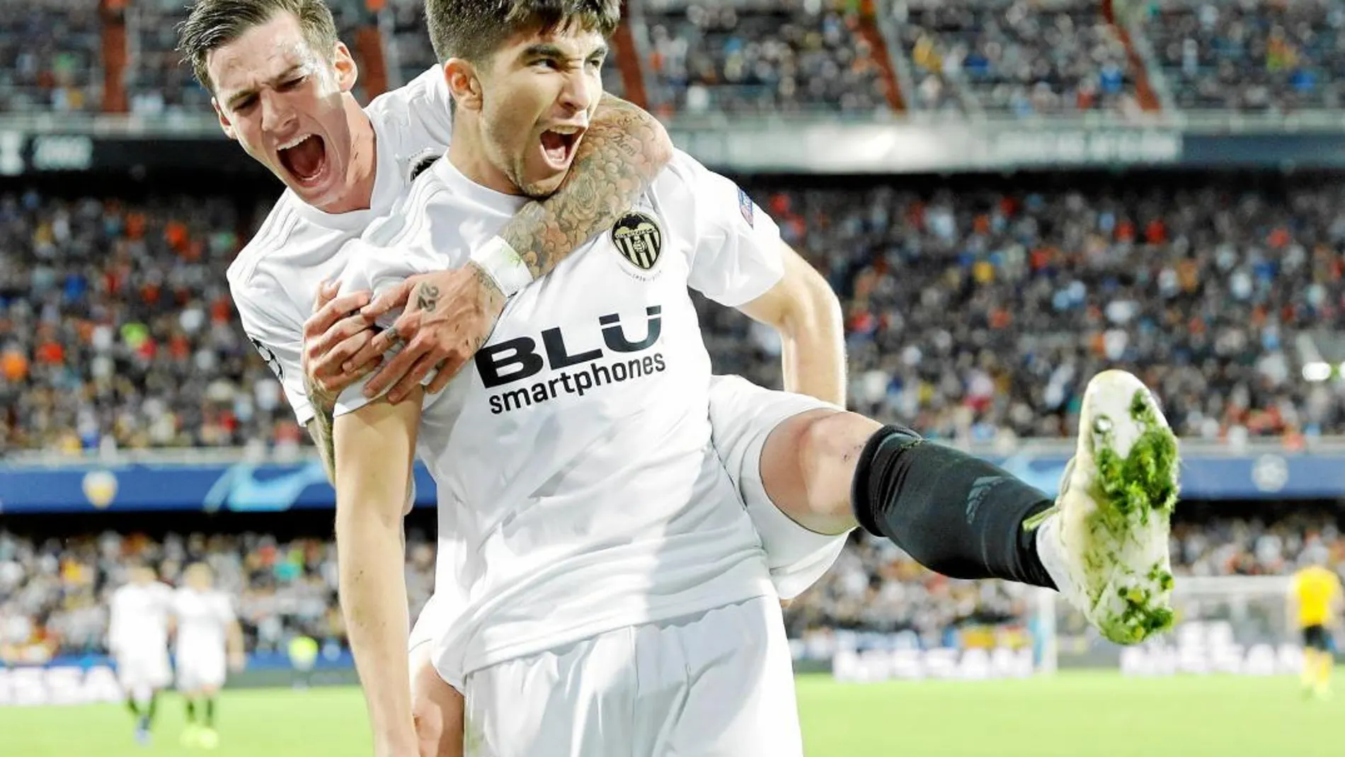 Santi Mina y Carlos Soler celebran el tercer tanto del Valencia ante el Young Boys