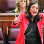 Un tenso rifirrafe protagonizaron ayer Soraya Rodríguez y la vicepresidenta del Gobierno, Soraya Sáenz de Santamaría, a cuenta de la corrupción y la crisis del PSOE en Ponferrada