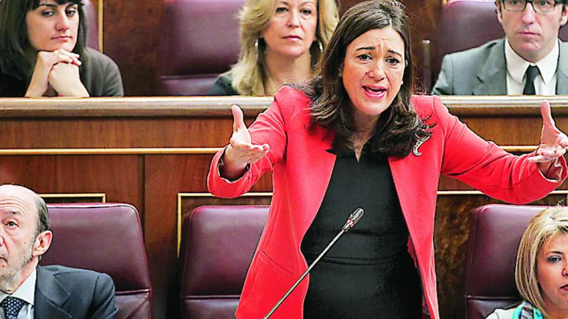 Un tenso rifirrafe protagonizaron ayer Soraya Rodríguez y la vicepresidenta del Gobierno, Soraya Sáenz de Santamaría, a cuenta de la corrupción y la crisis del PSOE en Ponferrada