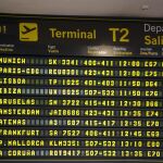 Monitor de información de salidas de la Terminal 2 del Aeropuerto de Barajas en el que se observan varios vuelos afectados por la huelga de controladores en Francia.
