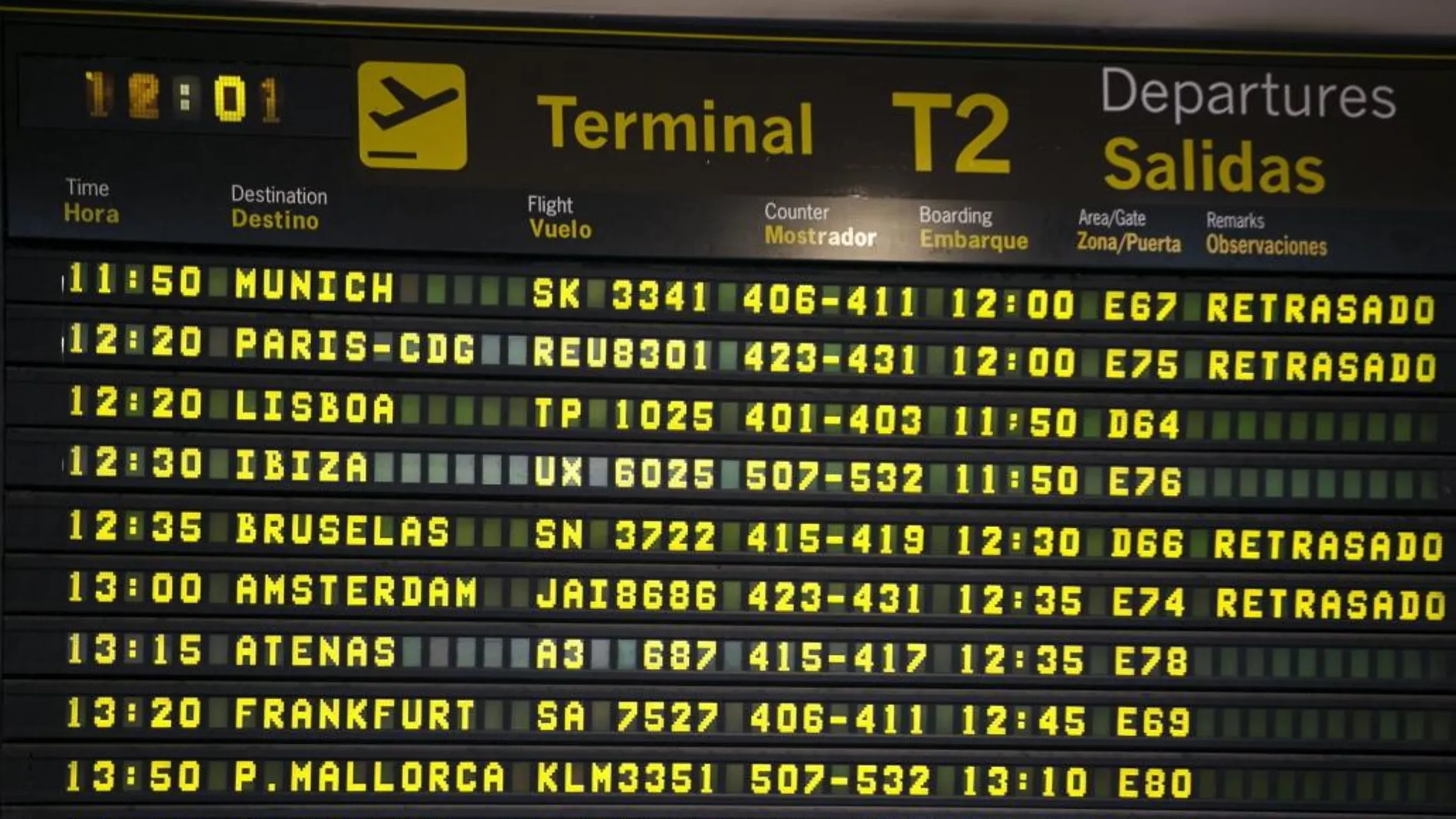 Monitor de información de salidas de la Terminal 2 del Aeropuerto de Barajas en el que se observan varios vuelos afectados por la huelga de controladores en Francia.