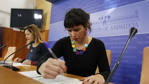 Teresa Rodríguez y Carmen Lizárraga al fondo / Foto: Manuel Olmedo