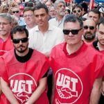 El secretario general del PSOE, Pedro Sánchez, en el centro, segunda línea, durante una manifestación en Valencia con motivo del Primero de Mayo