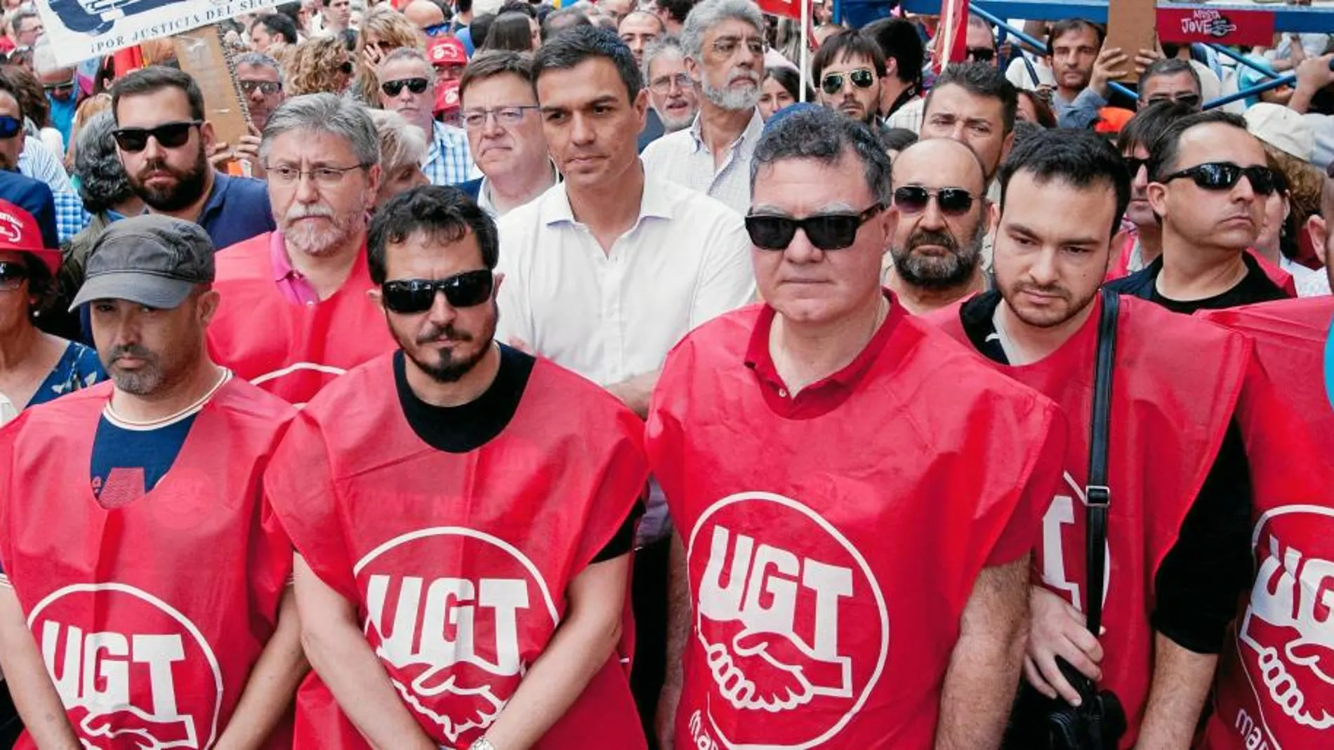 El secretario general del PSOE, Pedro Sánchez, en el centro, segunda línea, durante una manifestación en Valencia con motivo del Primero de Mayo