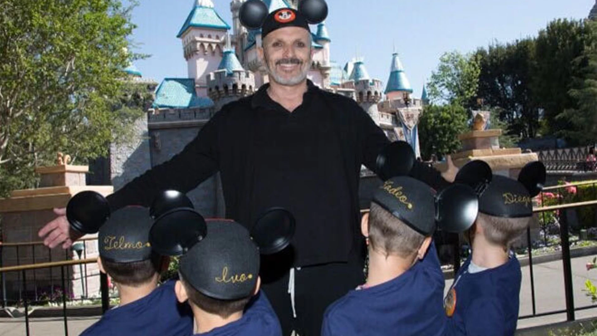 A principios de esta semana, Miguel Bosé disfrutó de un par de días en el parque Disneyland de California
