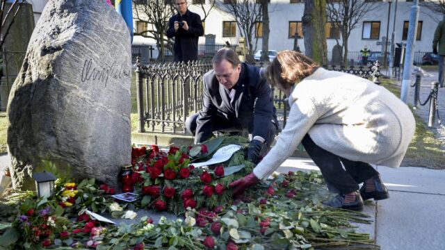 El primer ministro sueco, Stefan Löfven, y la secretaria del Partido Socialdemócrata, Carin Jämtin, despositan una corona de rosas en la tumba de Olof Palme/EFE
