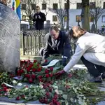 El primer ministro sueco, Stefan Löfven, y la secretaria del Partido Socialdemócrata, Carin Jämtin, despositan una corona de rosas en la tumba de Olof Palme/EFE