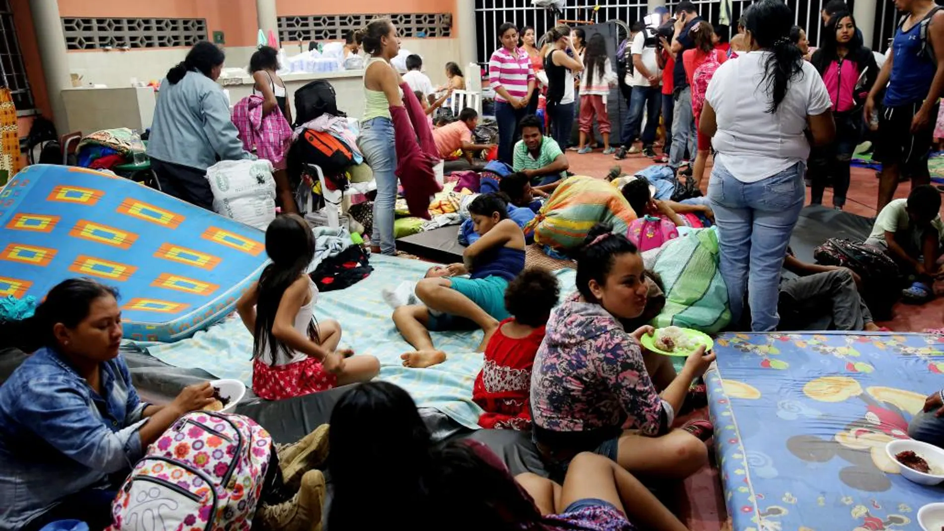 Un grupo de personas descansa en un albergue tras la avalancha