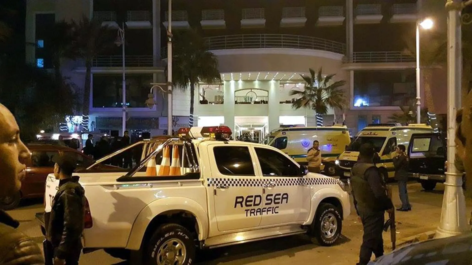 Fuerzas de seguridad egipcia junto al hotel Bella Vista en Hurghada, en el Mar Rojo.