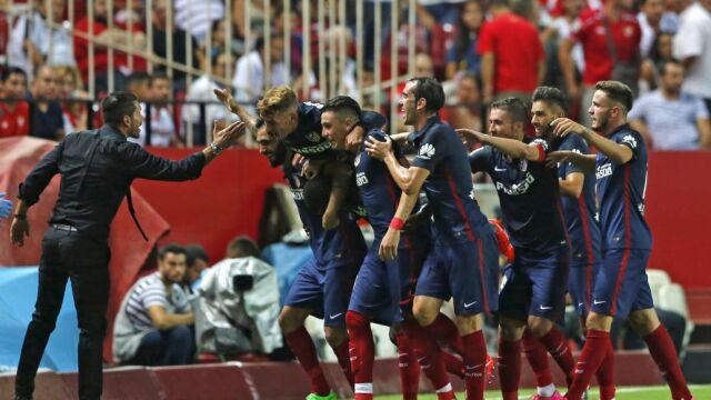 Simeone celebra con sus jugadores el gol de Jackson Martinez