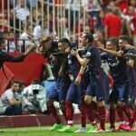 Simeone celebra con sus jugadores el gol de Jackson Martinez
