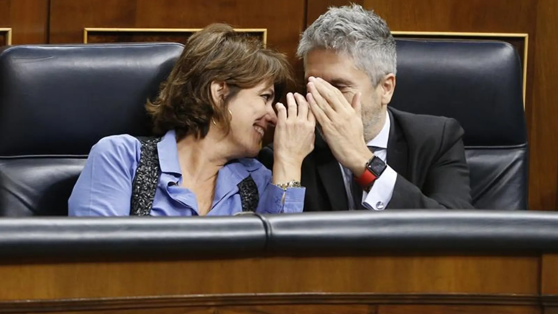 La ministra de Justicia, Dolores Delgado,iz., y el de Interior, Fernando Grande-Marlaska, conversan durante el pleno del Congreso. Efe