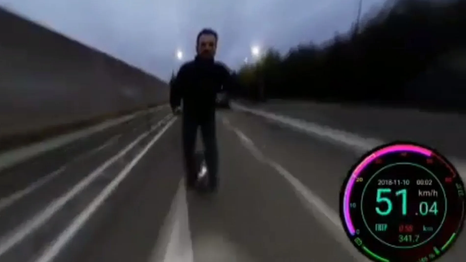 El hombre poco antes de caerse circulaba a 51 kilómetros por hora/Vídeo y foto: Atlas