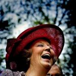 La felicidad es muy saludable, pero no hace vivir más a las mujeres, según un reciente estudio. En la imagen de archivo, la reina Beatriz de Holanda riéndose a carcajadas