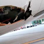 El choque del avión contra la baliza provocó un gran agujero en el fuselaje / Twitter