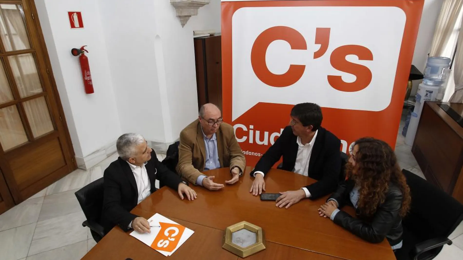 Juan Marín, presidente del grupo parlamentario naranja, se reunió ayer con Carlos Ruiz, secretario general de ECA