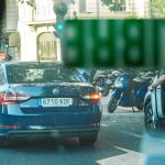 Un vehículo con licencia VTC que circula por las calles de Madrid, visto desde el interior de un taxi / Foto: Alejandro Olea
