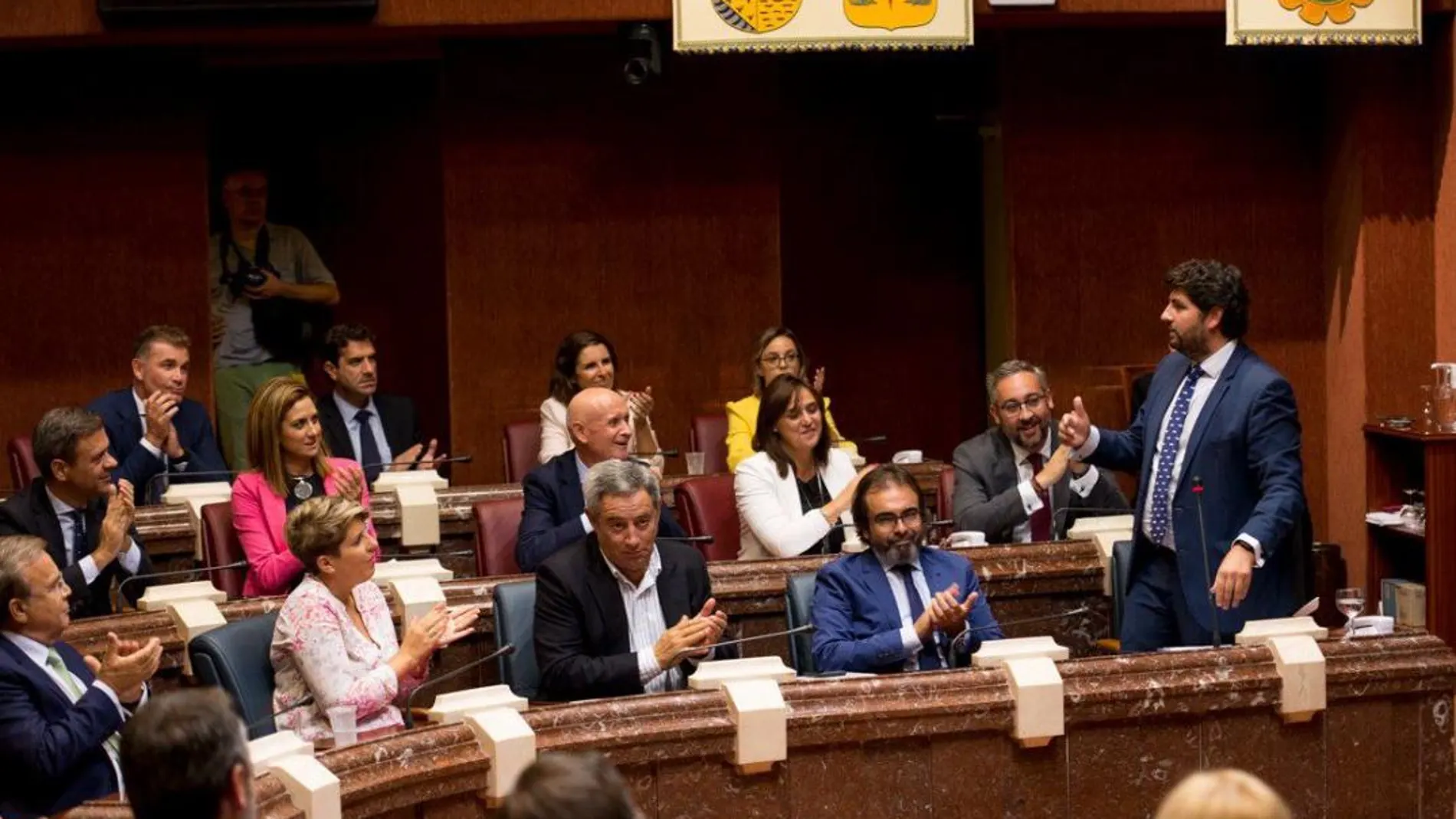 El presidente de la Comunidad, Fernando López Miras, ayer durante la sesión de control de la Asamblea Regional rodeado por el Grupo Popular y el equipo de consejeros de San Esteban-LA RAZÓN