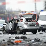 Un coche gravemente dañado por una explosión bloquea la Bismarckstrasse de Berlín