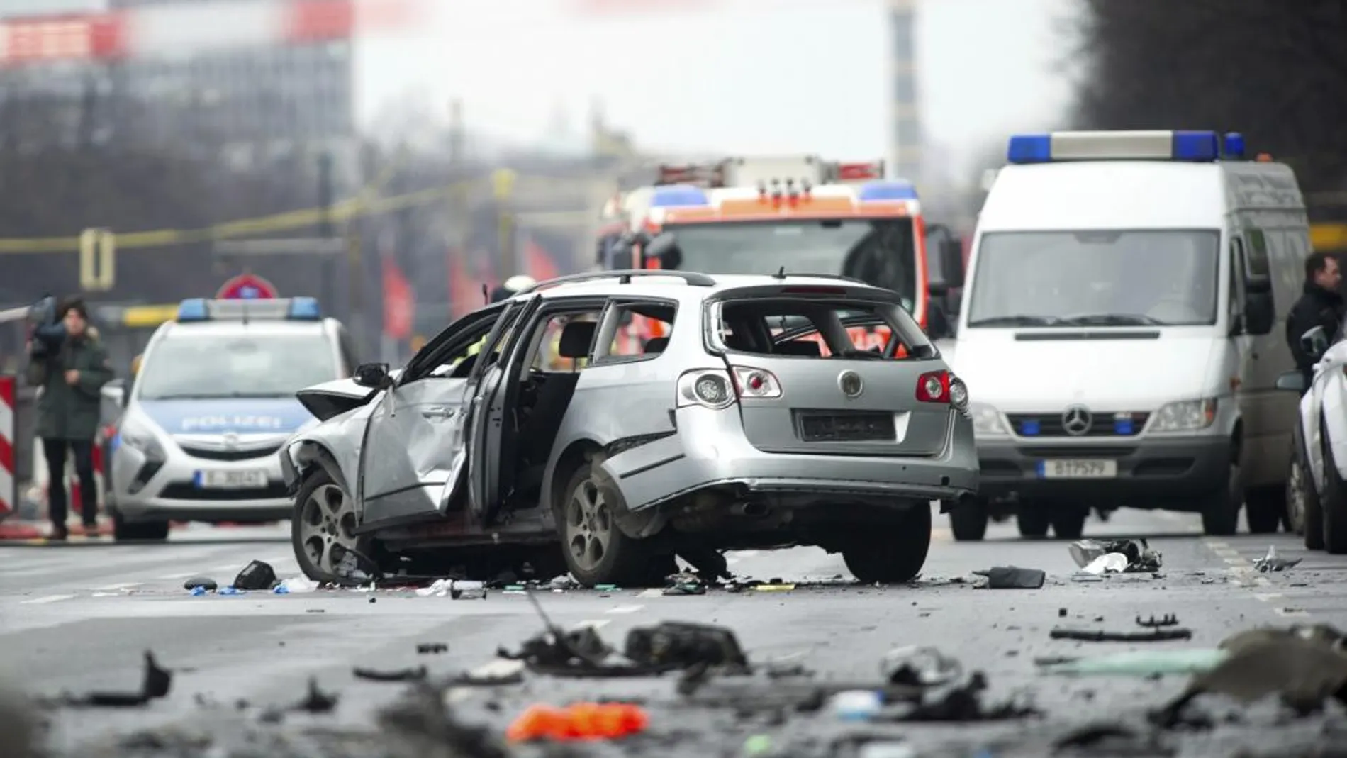 Un coche gravemente dañado por una explosión bloquea la Bismarckstrasse de Berlín