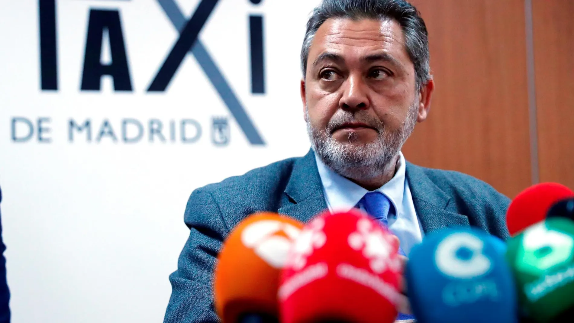 El portavoz de la Federación Profesional del Taxi de Madrid, Julio Sanz, durante la rueda de prensa para informar sobre el documento presentado a la Comunidad de Madrid