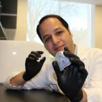 Rahim Esfandyarpour muestra su invento