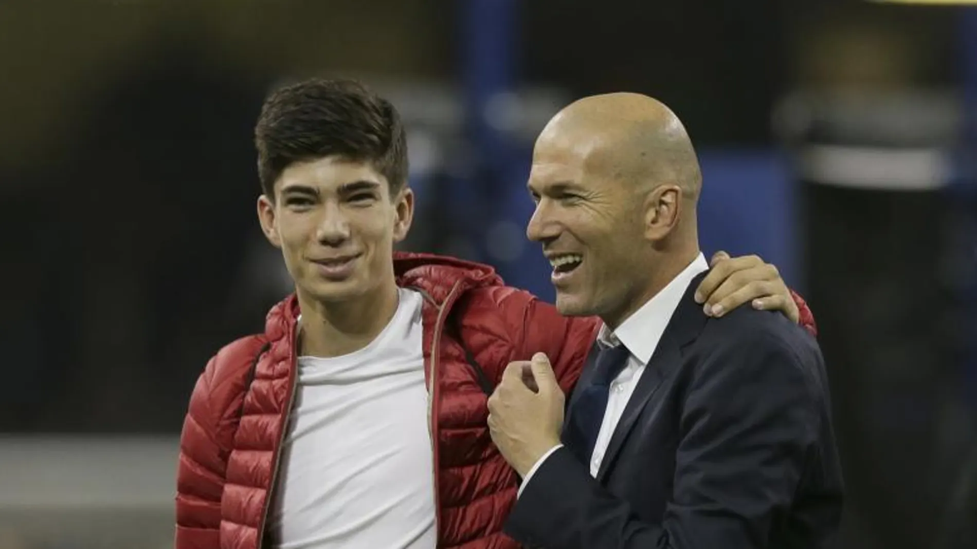 Zinedine Zidane se abraza a su hijo Luca tras la victoria de su equipo