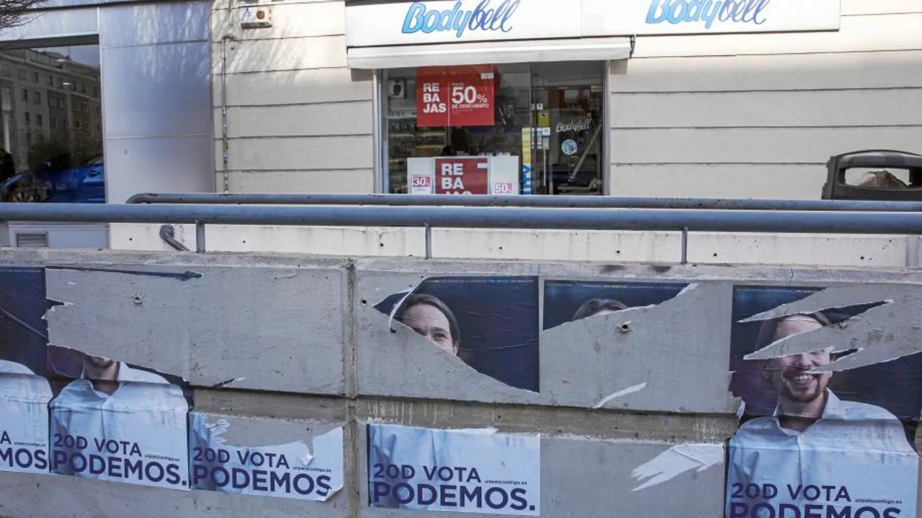 Tres calles de Carabanchel, Chamartín y Retiro inundadas de carteles de Podemos un mes después del 20-D